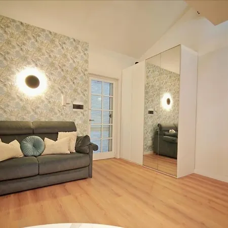 Tiny Park House 1 *
